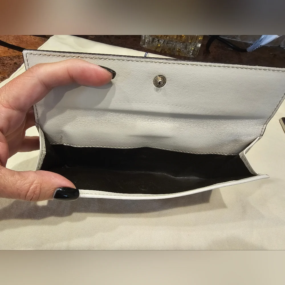 Vintage Gucci Wallet with Heart Detail - Picture 10 of 15